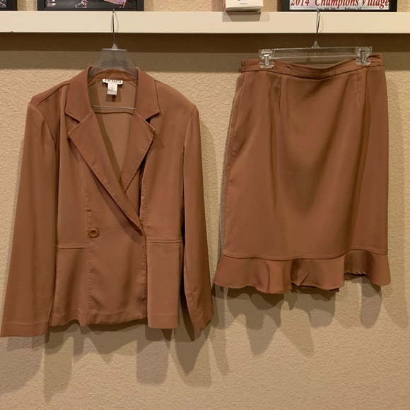 JW Treci Dresses & Skirts - Women’s size14 skirt/jacket suit.